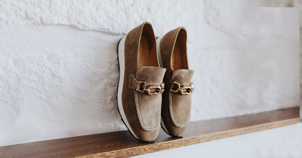 CHAUSSURES PLATES